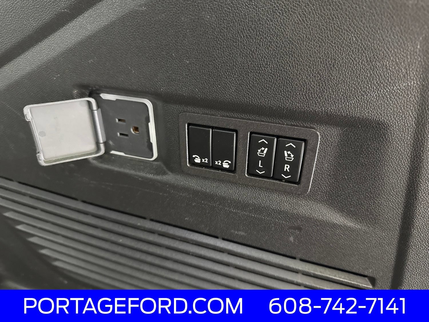 Used 2023 Chevrolet Tahoe Premier AWD/4WD image 44