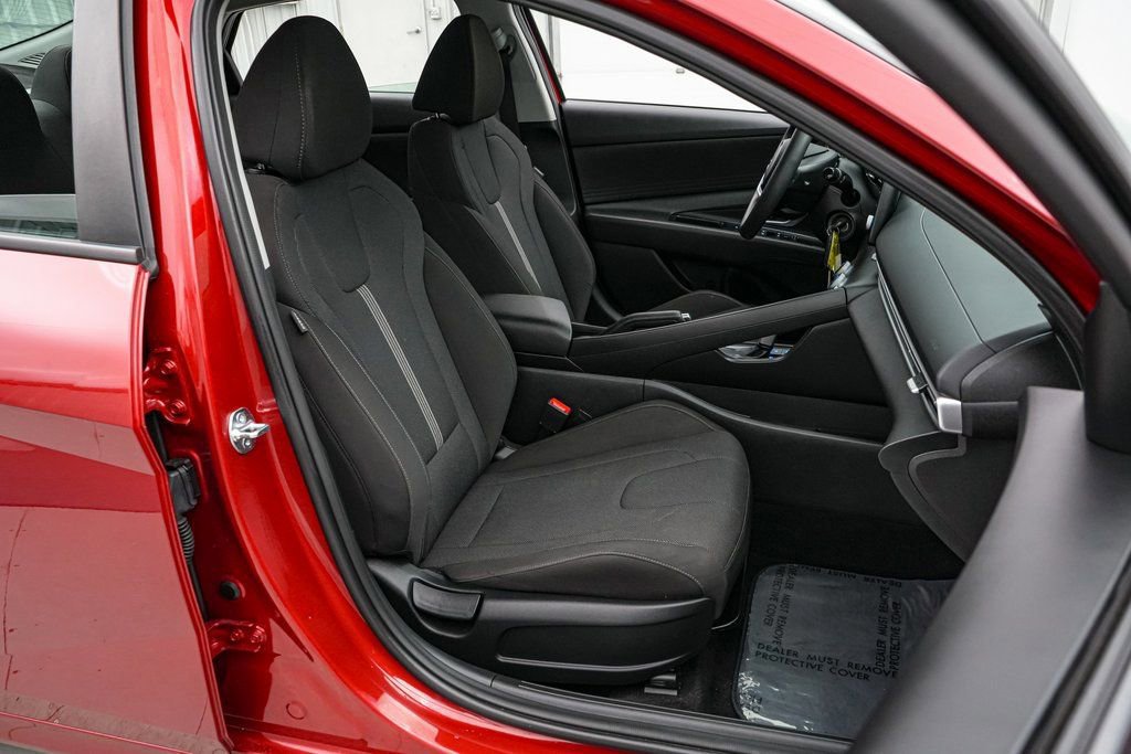 Used 2025 Hyundai Elantra SE image 20