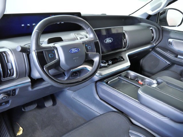 Certified 2025 Ford Expedition Platinum AWD/4WD image 5