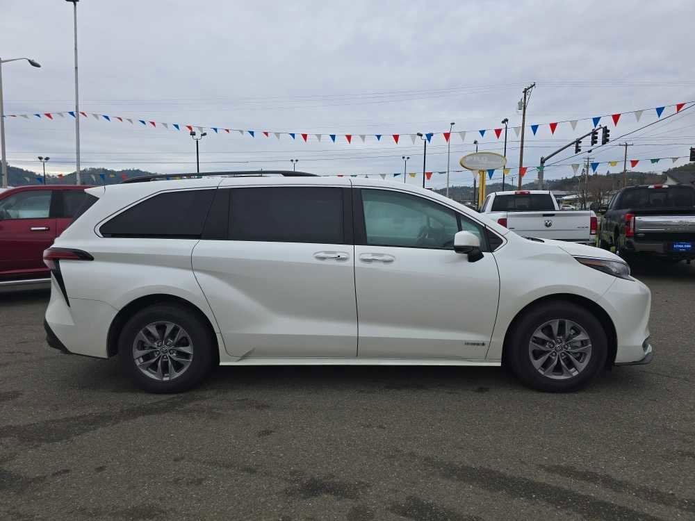 Used 2021 Toyota Sienna XLE image 6