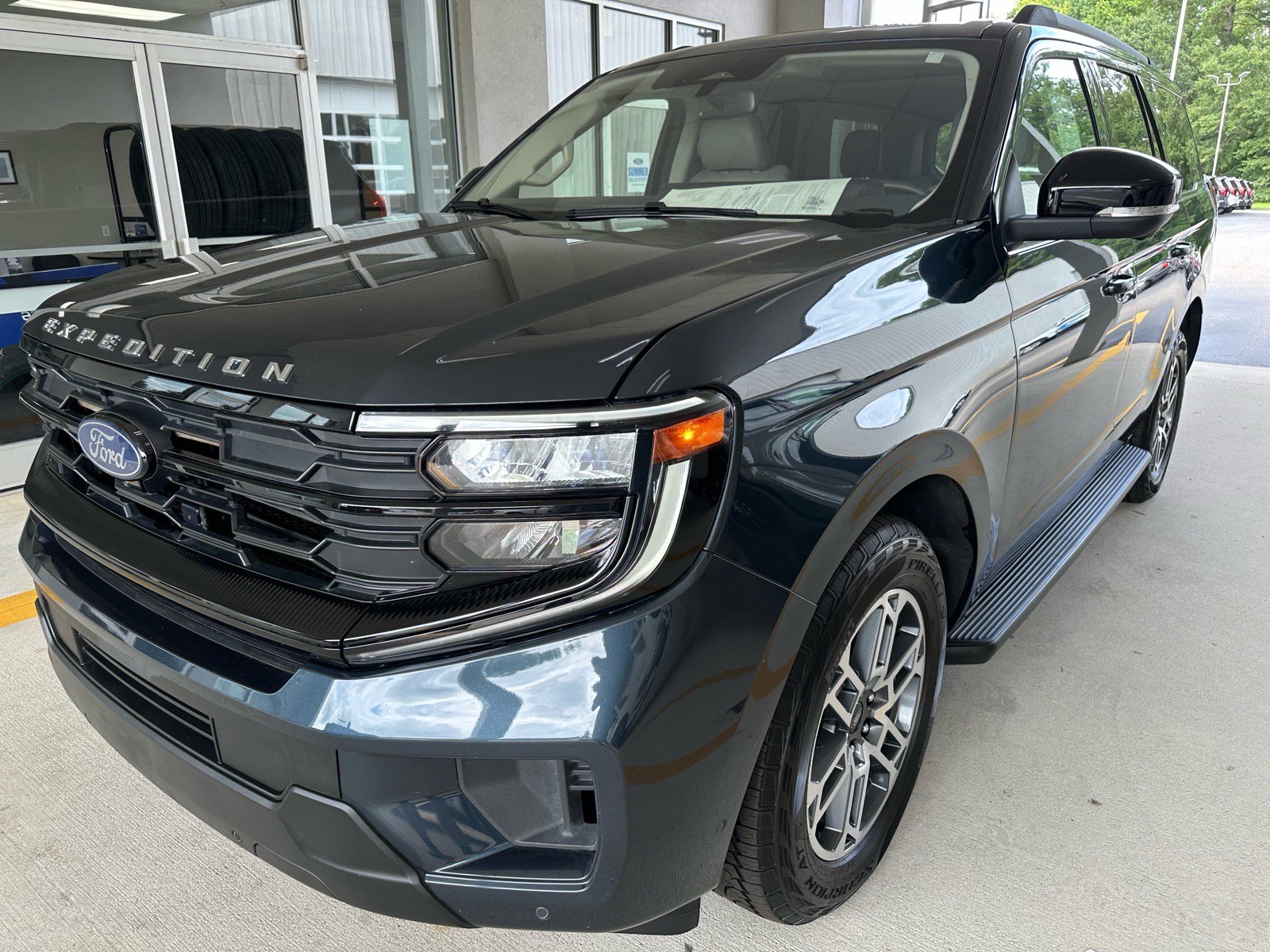 Certified 2025 Ford Expedition Active AWD/4WD image 3
