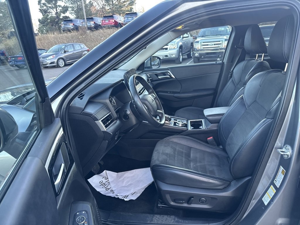 Used 2024 Mitsubishi Outlander SE image 11
