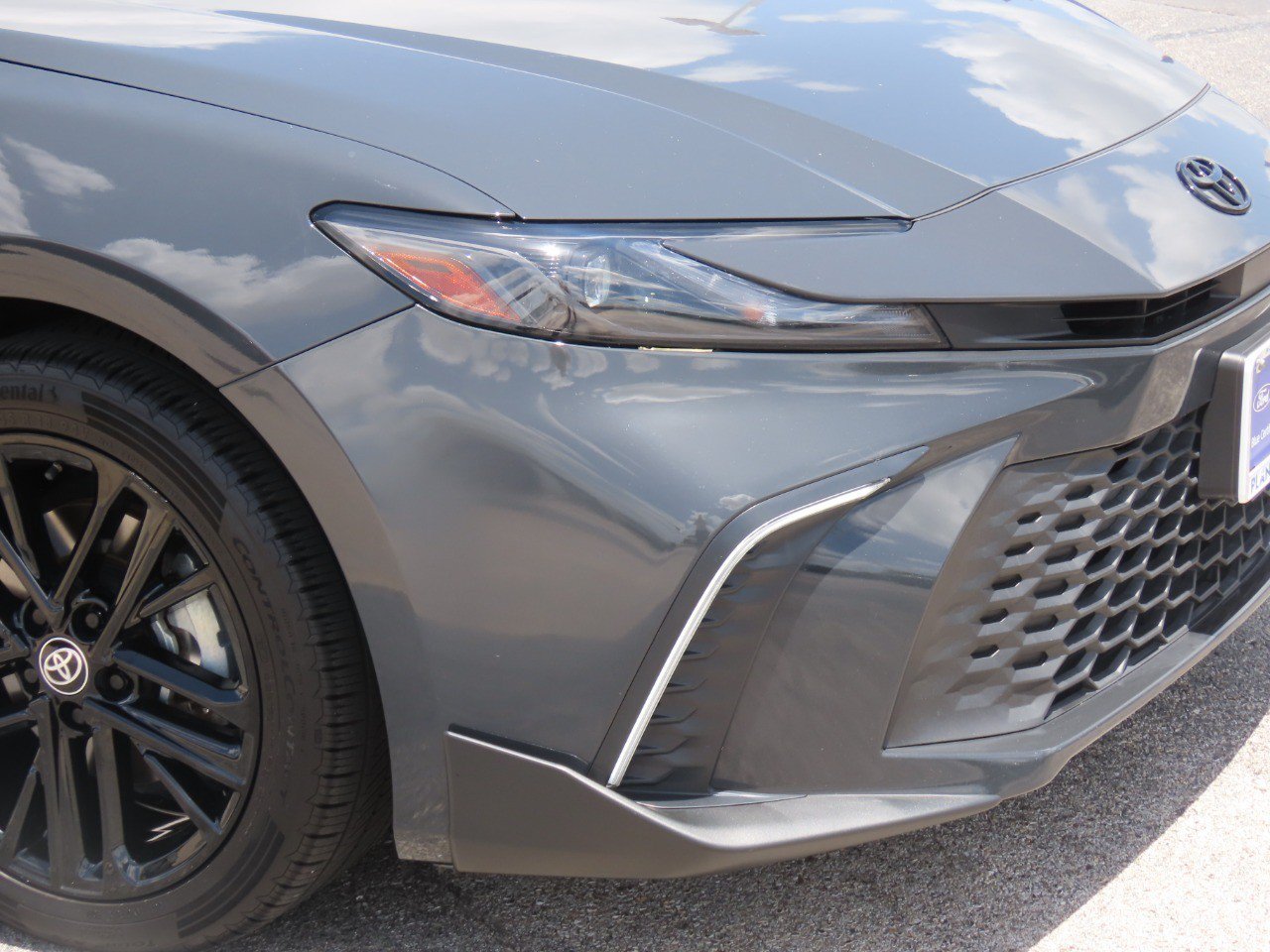 Used 2025 Toyota Camry SE w/ Convenience Package FWD image 5