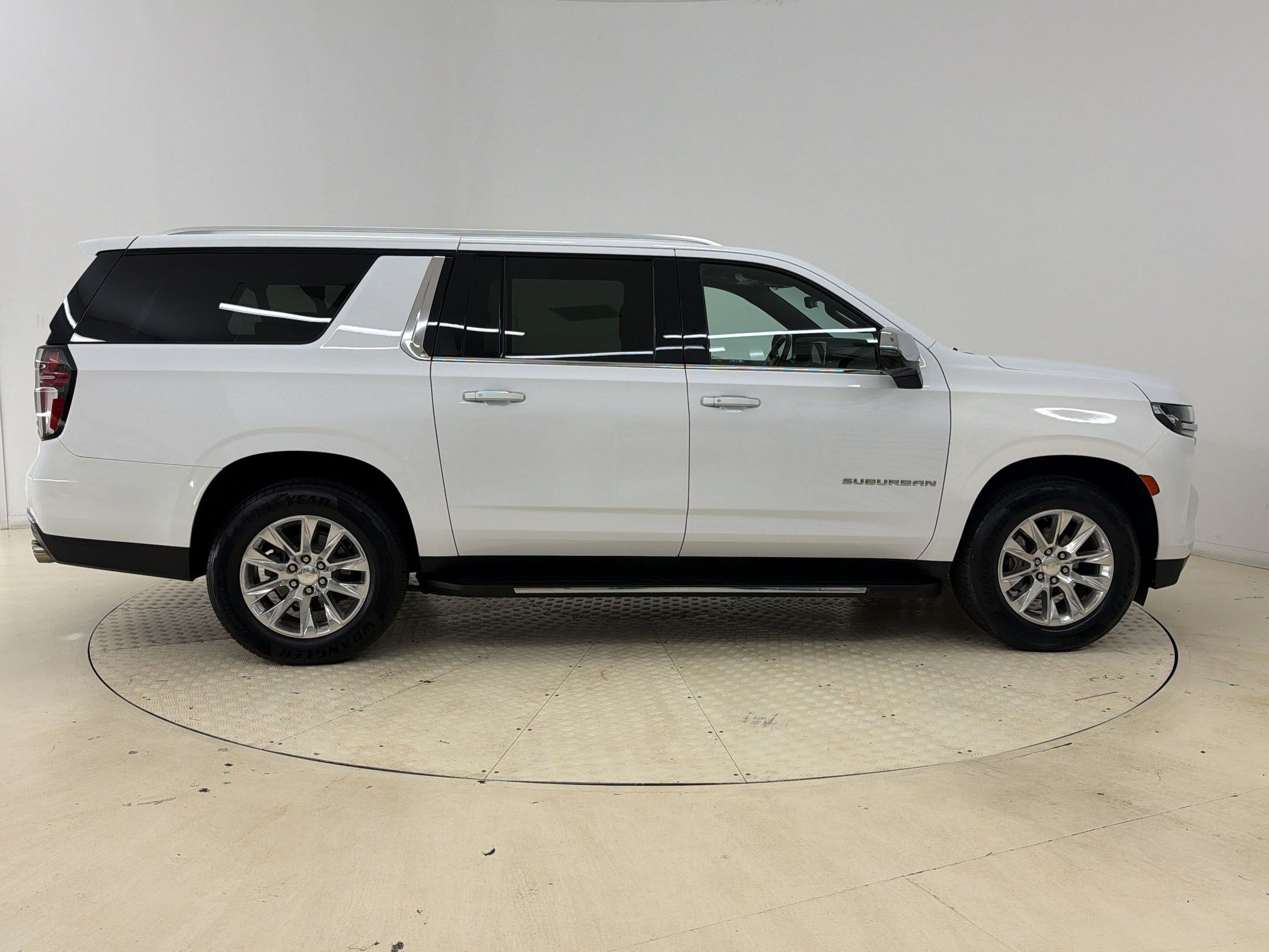 Used 2021 Chevrolet Suburban Premier w/ Premium Package RWD image 8
