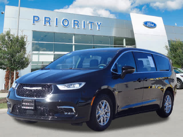Used 2025 Chrysler Pacifica Select