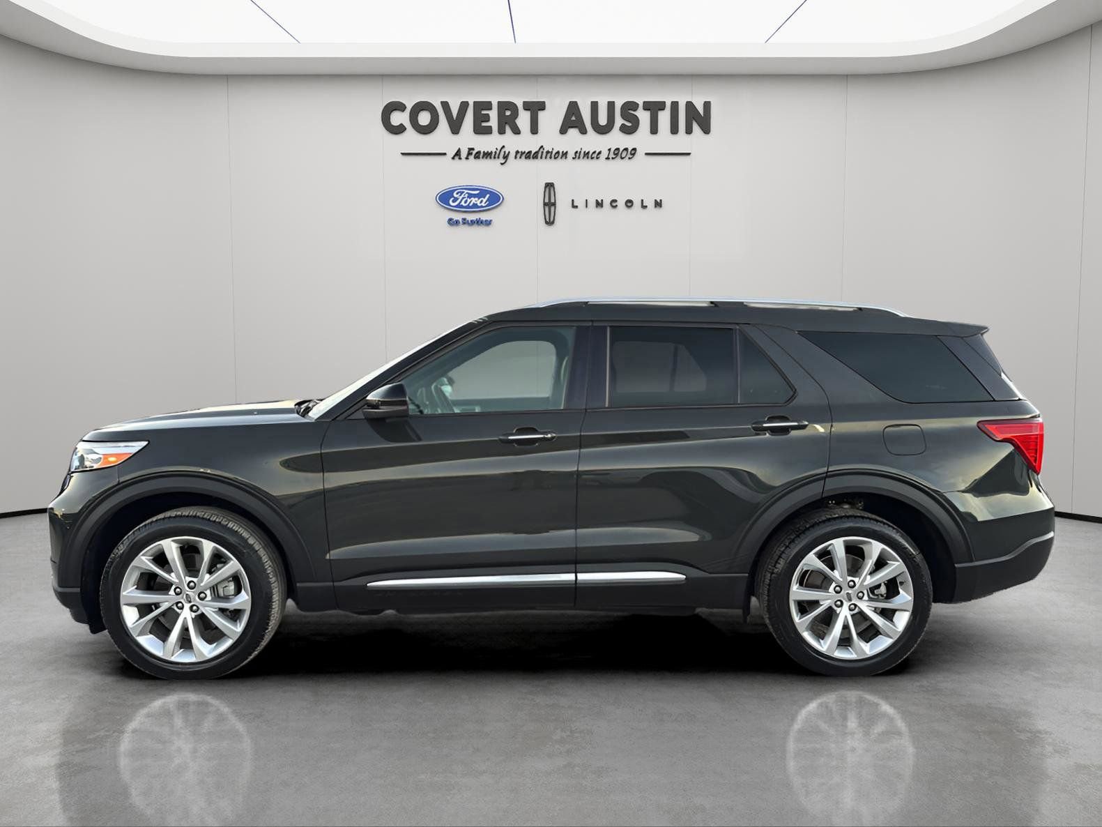 Certified 2022 Ford Explorer Platinum w/ Technology Package image 2