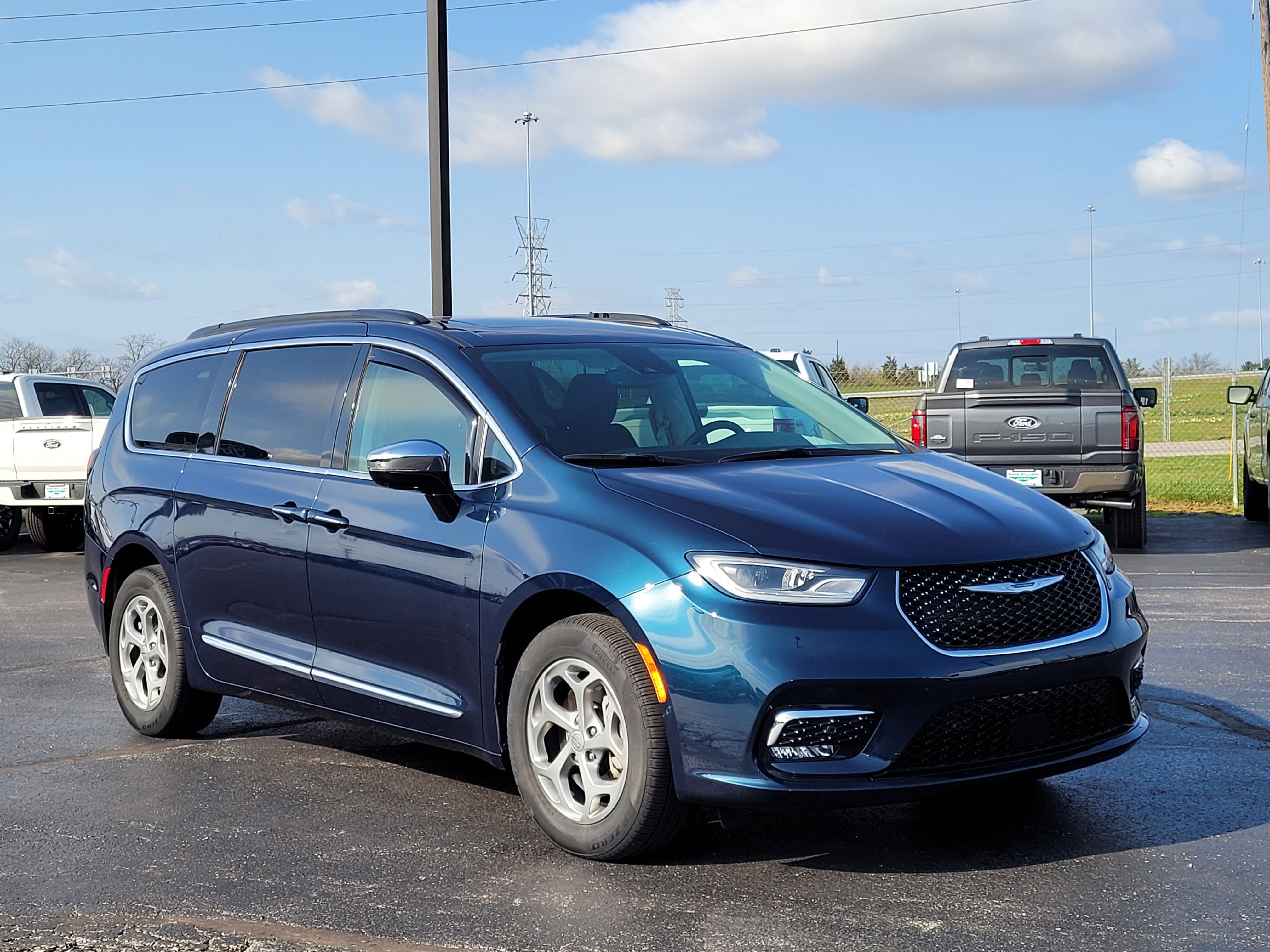 Used 2023 Chrysler Pacifica Limited image 1