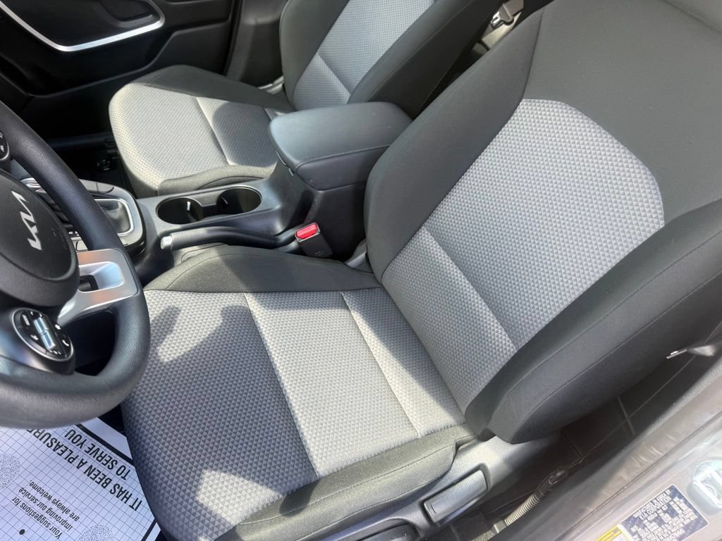 Used 2025 Kia Soul LX w/ LX Technology Package FWD image 17