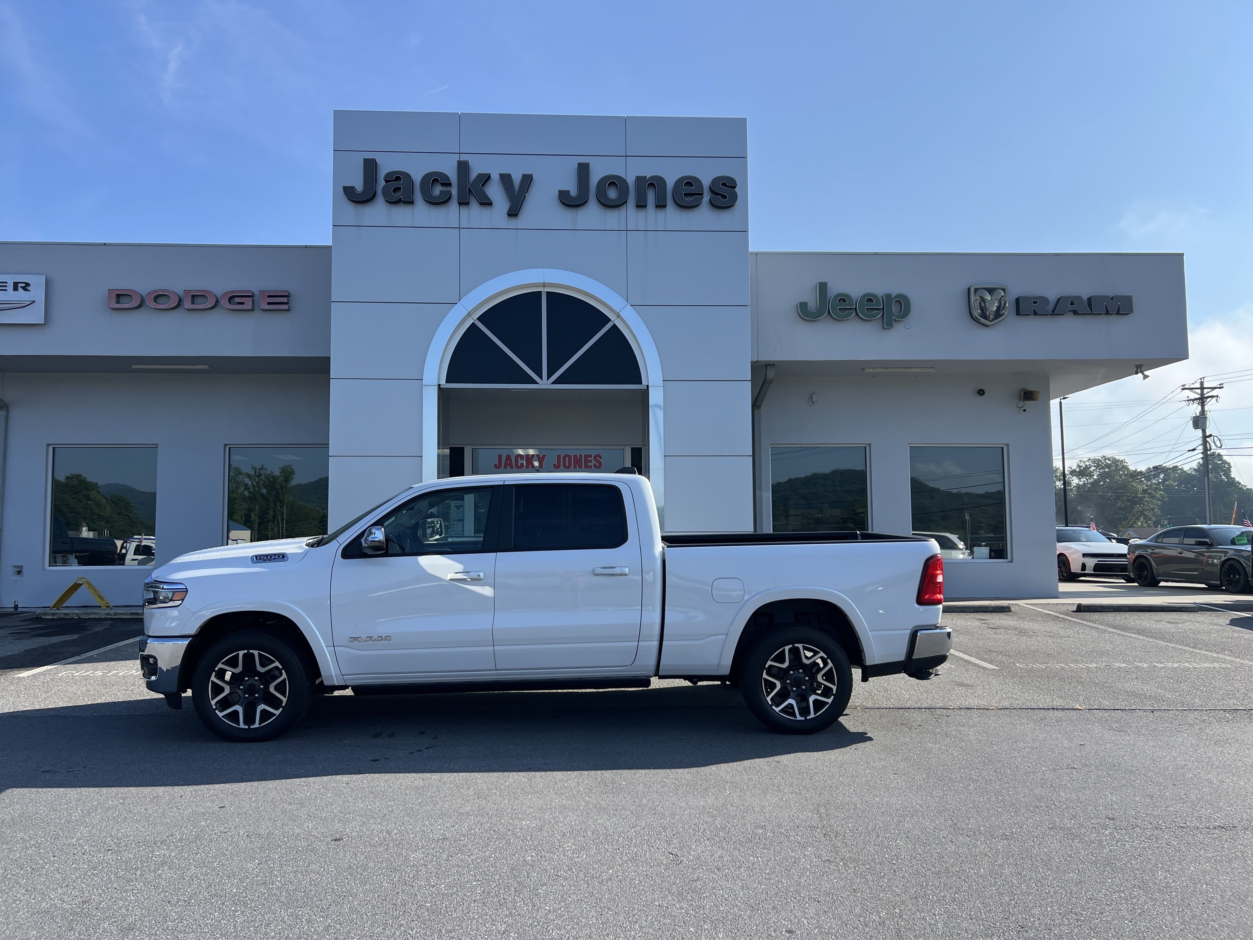 Used 2025 RAM 1500 Laramie AWD/4WD image 1
