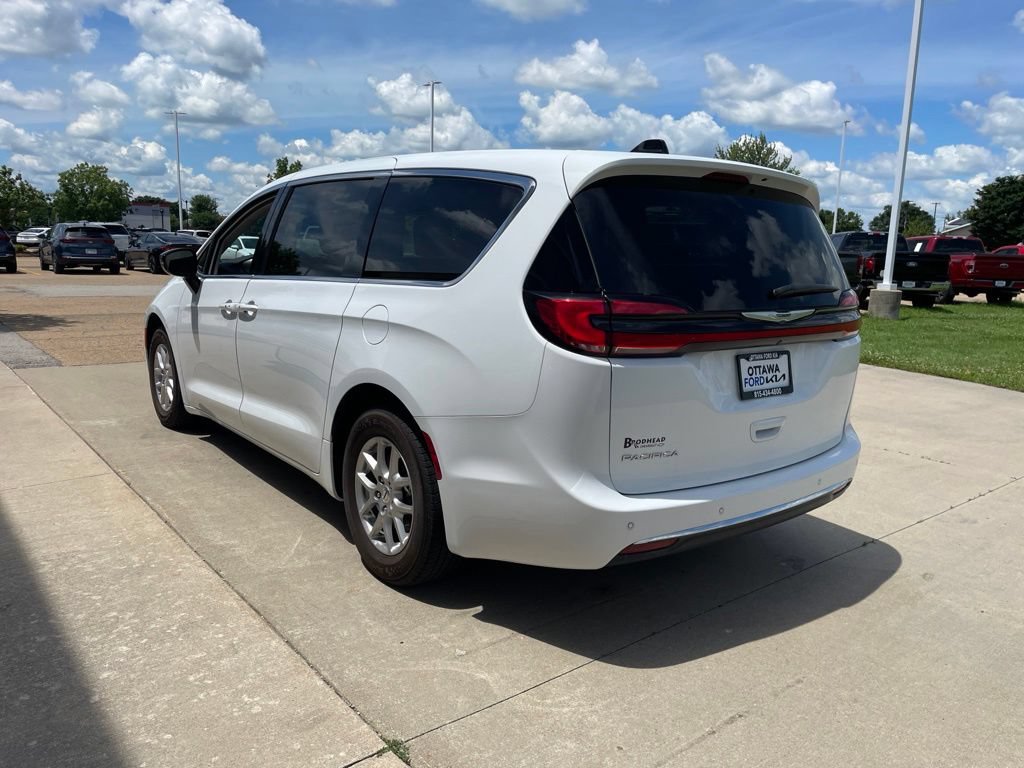 Used 2024 Chrysler Pacifica Touring-L FWD image 7