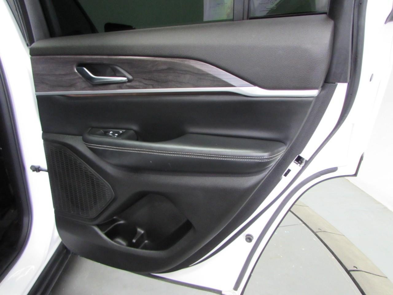 Used 2024 Jeep Grand Cherokee Limited w/ Black Appearance Package AWD/4WD image 18