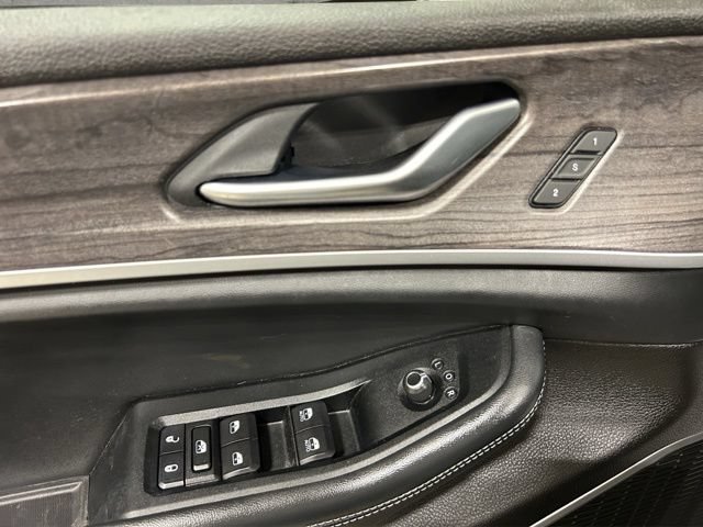 Used 2022 Jeep Grand Cherokee L Limited w/ Black Appearance Package AWD/4WD image 13