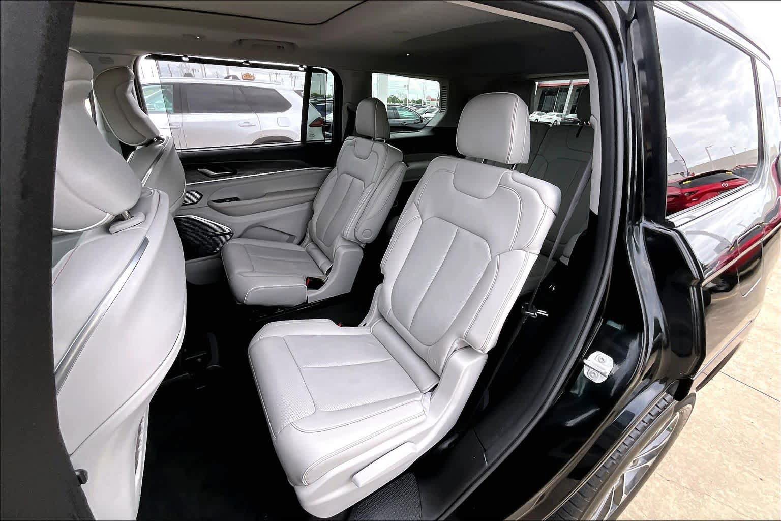 Used 2021 Jeep Grand Cherokee L Overland w/ Luxury Tech Group IV RWD image 38