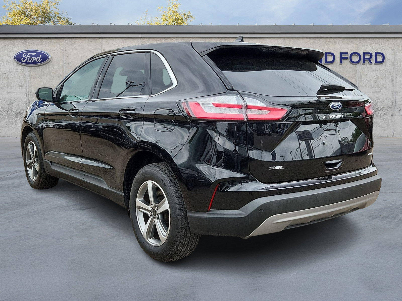 Certified 2024 Ford Edge SEL w/ Convenience Package AWD/4WD image 4