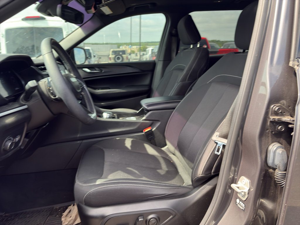 Used 2024 Jeep Grand Cherokee L Laredo w/ Luxury Tech Group I AWD/4WD image 9