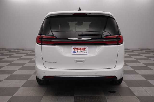 Used 2025 Chrysler Pacifica Select FWD image 9