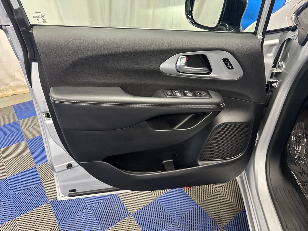 Used 2026 Chrysler Pacifica Limited FWD image 13