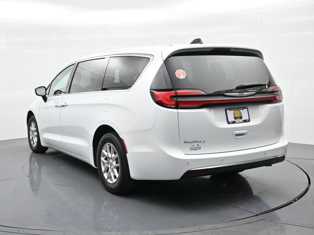 Used 2024 Chrysler Pacifica Touring-L FWD image 8