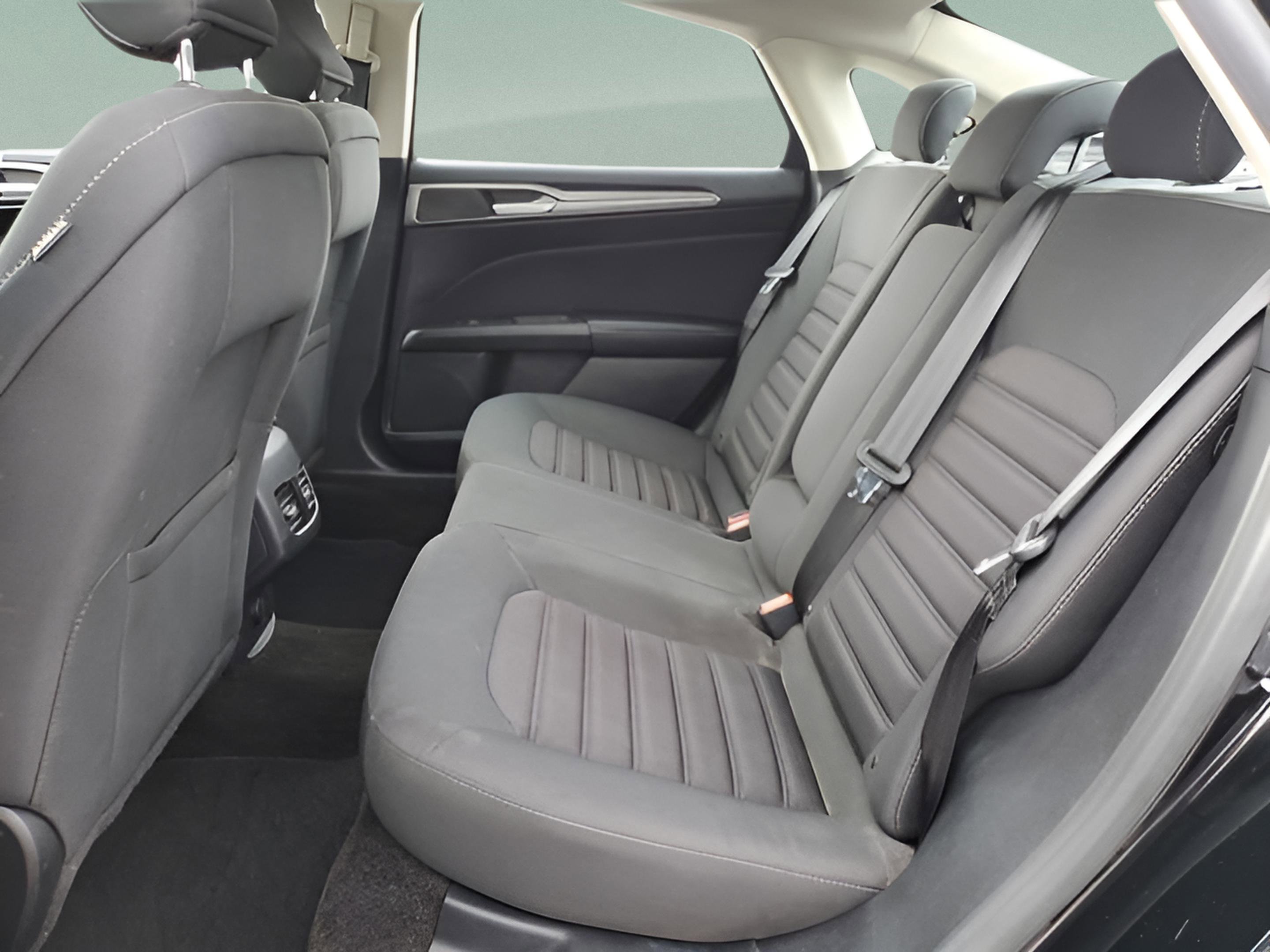 Certified 2018 Ford Fusion SE w/ Fusion SE Technology Package FWD image 10