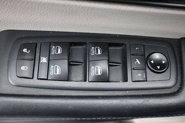Used 2020 Chrysler Pacifica Limited FWD image 14