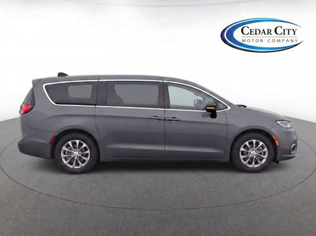 Used 2025 Chrysler Pacifica Select AWD/4WD image 8
