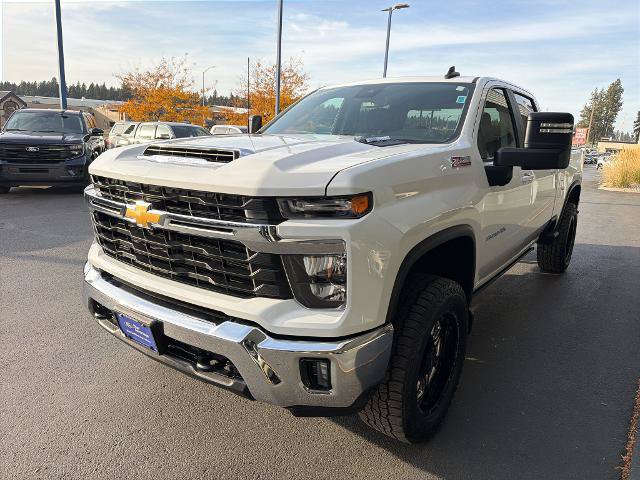 Used 2024 Chevrolet Silverado 2500 LT AWD/4WD image 3