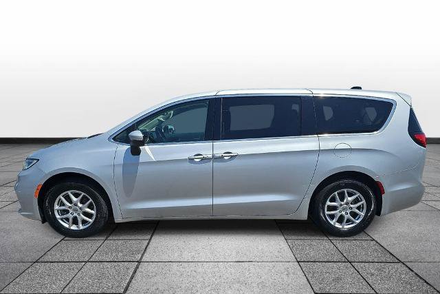 Used 2023 Chrysler Pacifica Touring-L FWD image 8