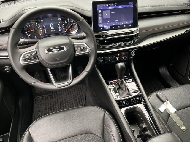 Used 2025 Jeep Compass Trailhawk AWD/4WD image 12