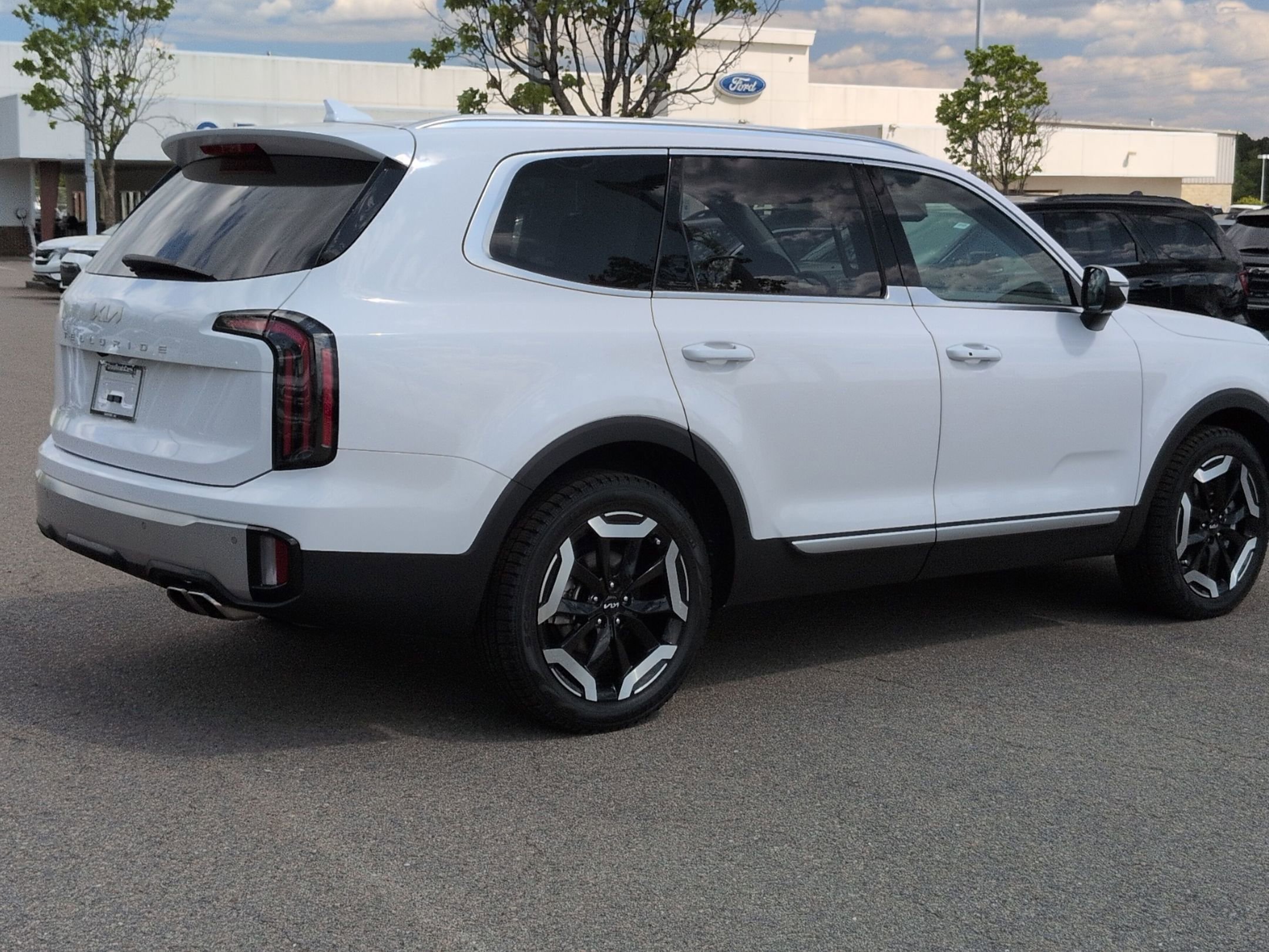 Used 2024 Kia Telluride EX w/ EX Captain's Chair Package FWD image 4