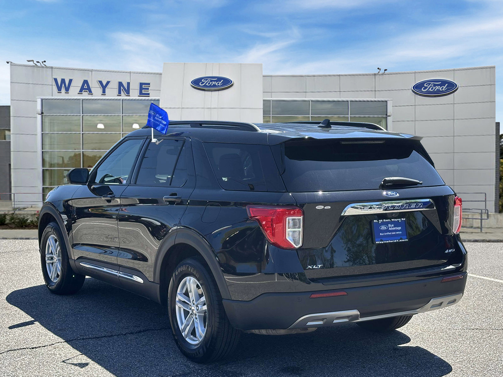 Certified 2022 Ford Explorer XLT w/ Equipment Group 202A AWD/4WD image 3