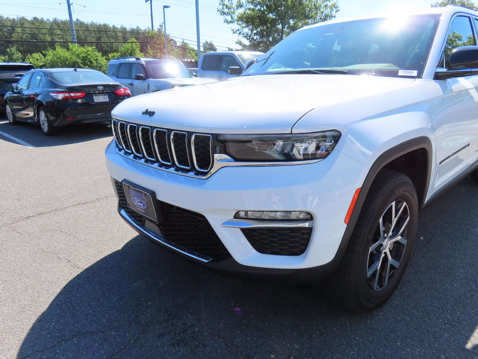 Used 2025 Jeep Grand Cherokee Limited w/ Trailer Tow Package AWD/4WD image 9