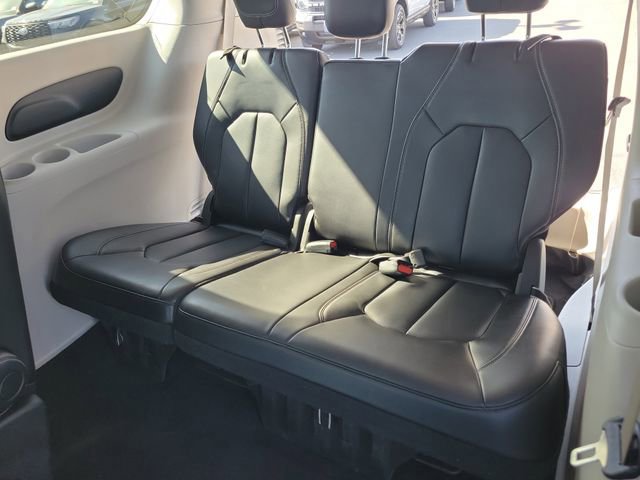 Used 2023 Chrysler Pacifica Touring-L image 26