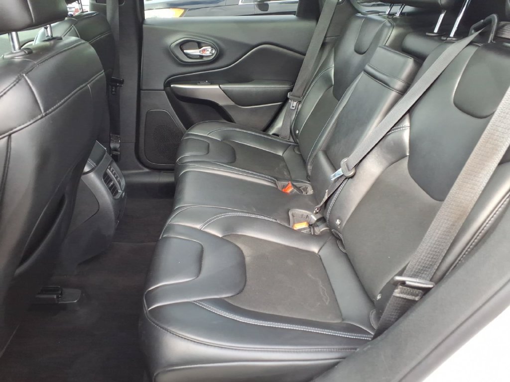 Used 2019 Jeep Cherokee Latitude Plus w/ Comfort/Convenience Group AWD/4WD image 16