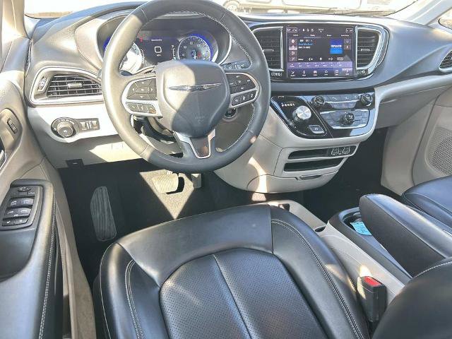 Used 2023 Chrysler Pacifica Touring-L FWD image 13