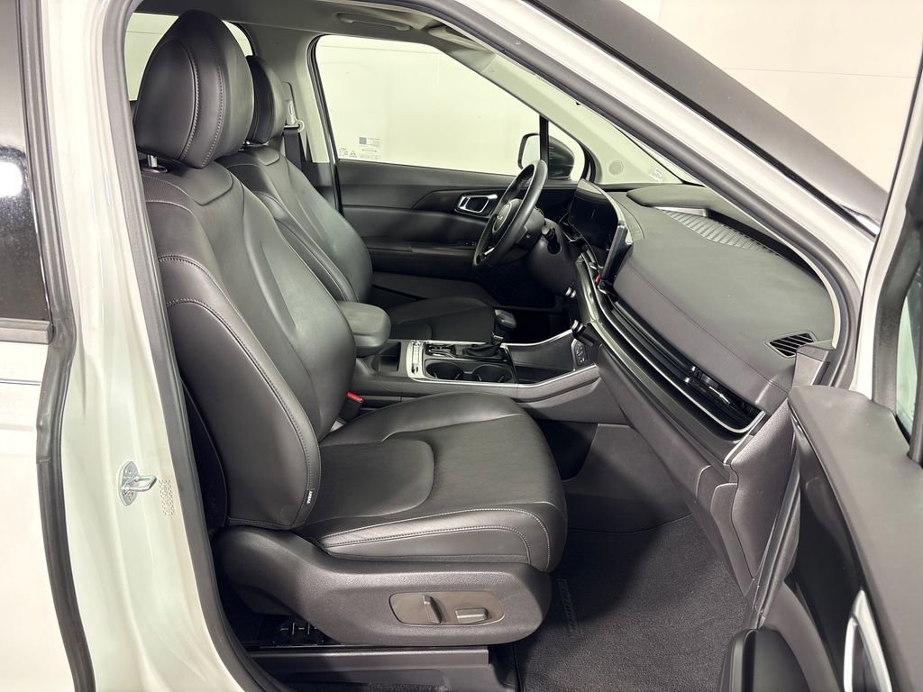 Used 2025 Kia Carnival SX FWD image 6