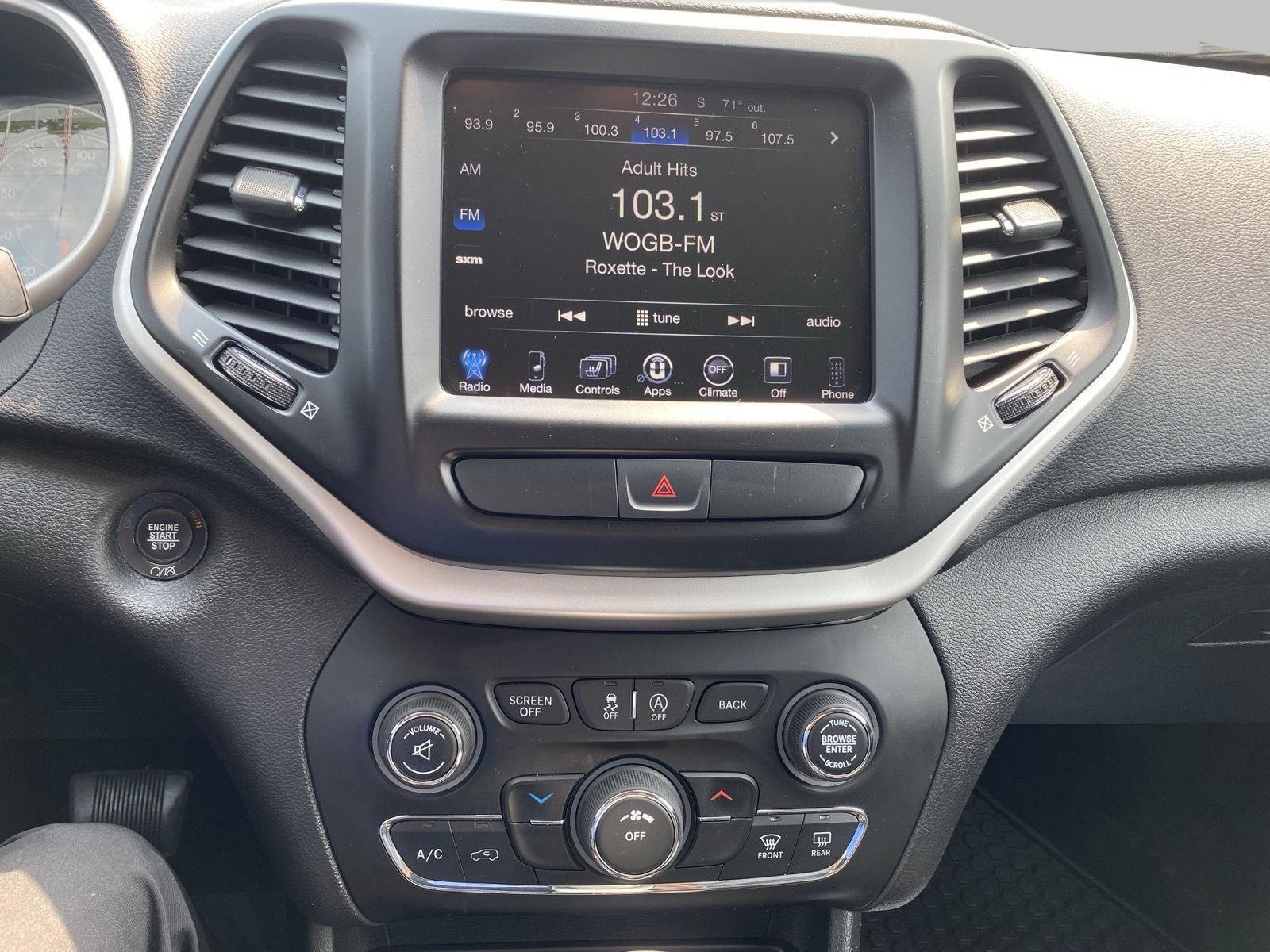 Used 2018 Jeep Cherokee Latitude Plus w/ Cold Weather Group AWD/4WD image 17