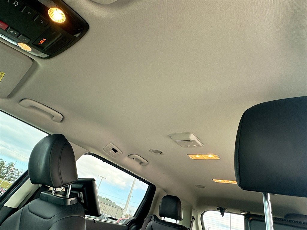 Used 2024 Kia Carnival EX image 12