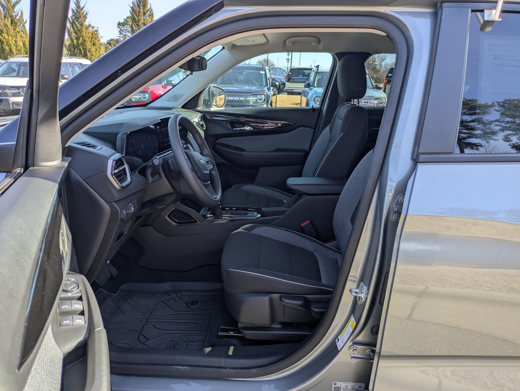 Used 2025 Chevrolet TrailBlazer LT w/ Driver Confidence Package image 12