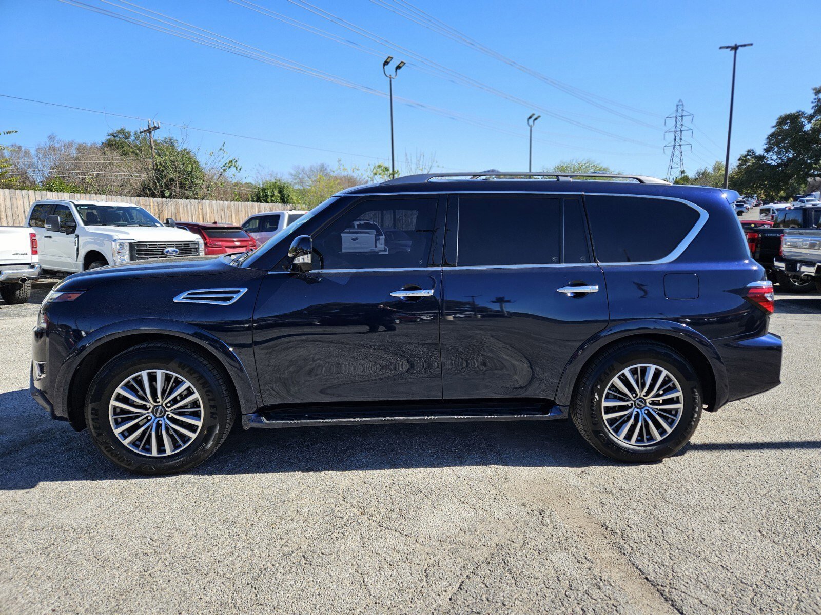 Used 2022 Nissan Armada SL w/ Captain's Chairs Package image 6