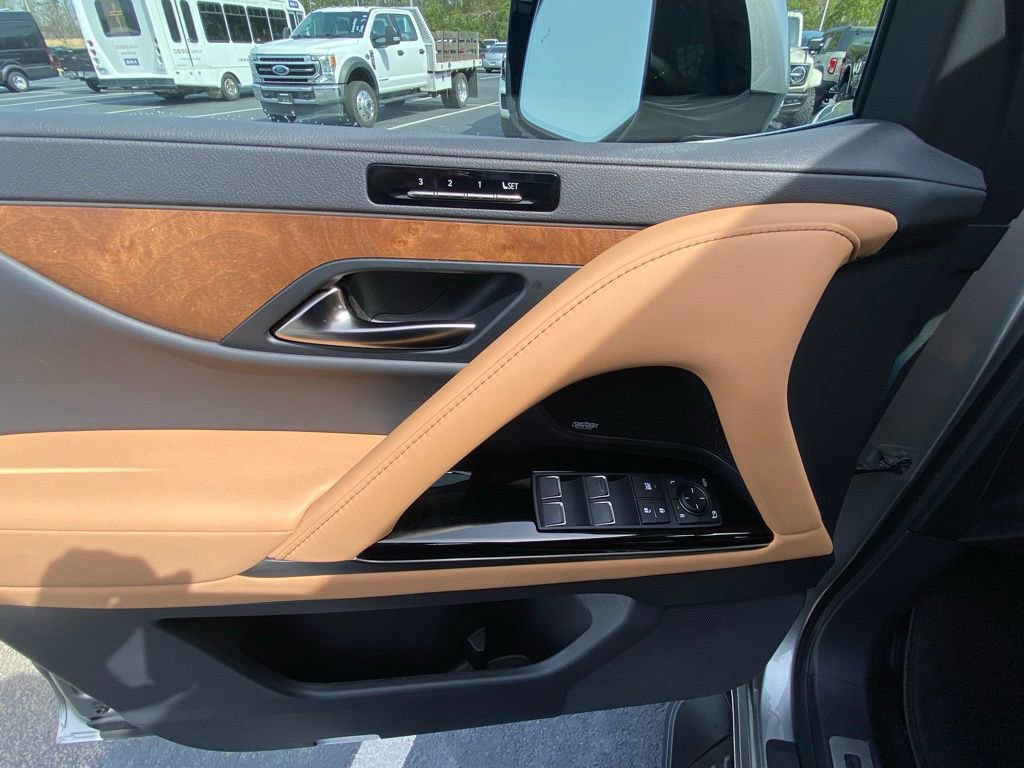 Used 2025 Lexus LX 600 4WD w/ Accessory Package (2T) image 11