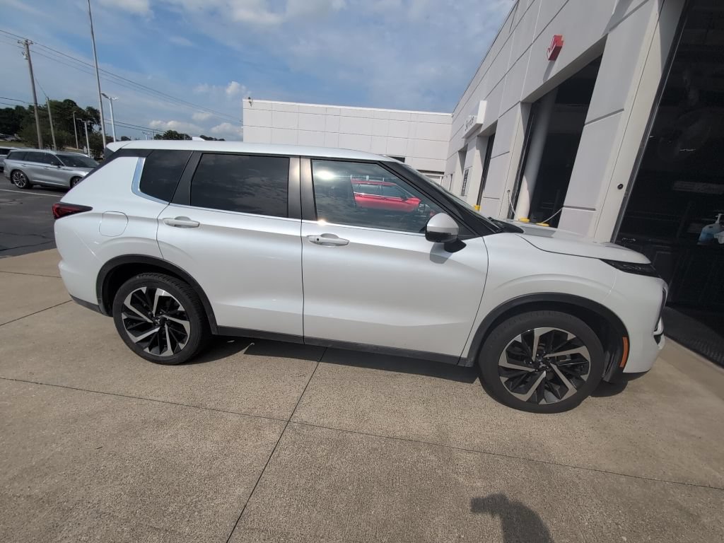 Used 2023 Mitsubishi Outlander SE FWD image 1