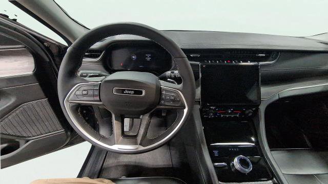 Used 2024 Jeep Grand Cherokee Limited image 11