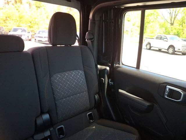 Used 2025 Jeep Gladiator Mojave w/ Convenience Group AWD/4WD image 14
