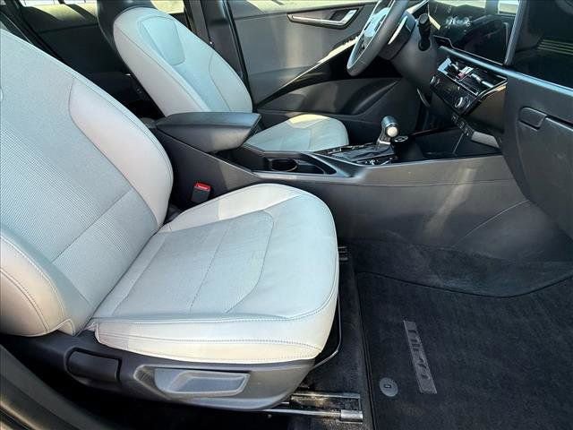 Used 2023 Kia Niro EX image 11