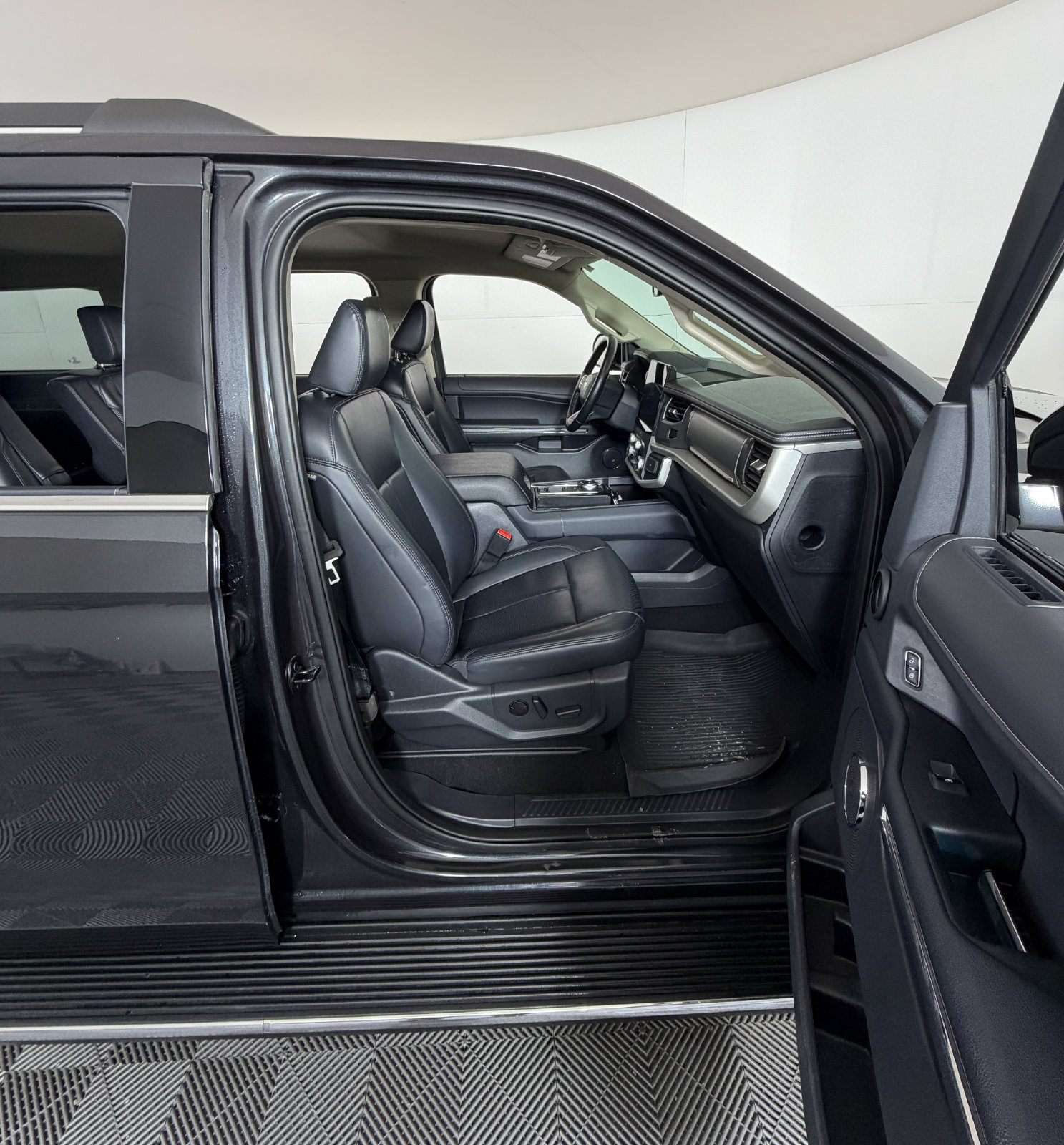 Certified 2023 Ford Expedition XLT RWD image 5