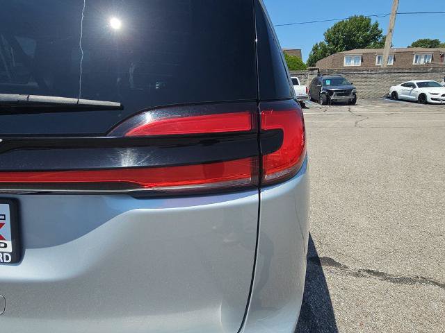 Used 2023 Chrysler Pacifica Touring-L FWD image 34