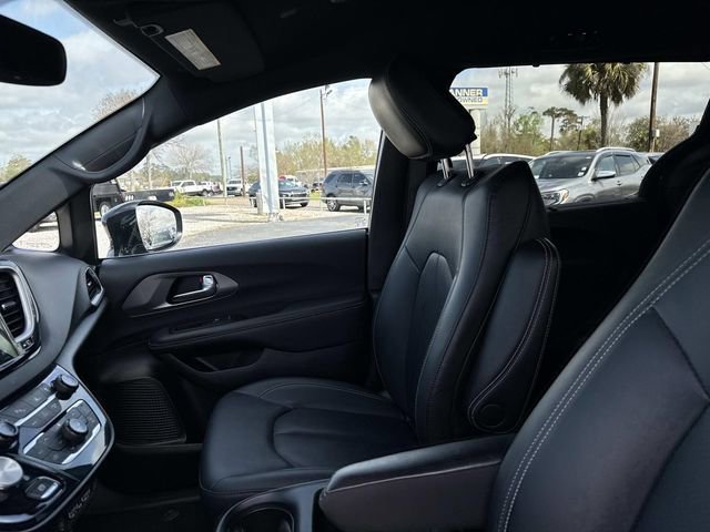 Used 2025 Chrysler Pacifica Select image 16