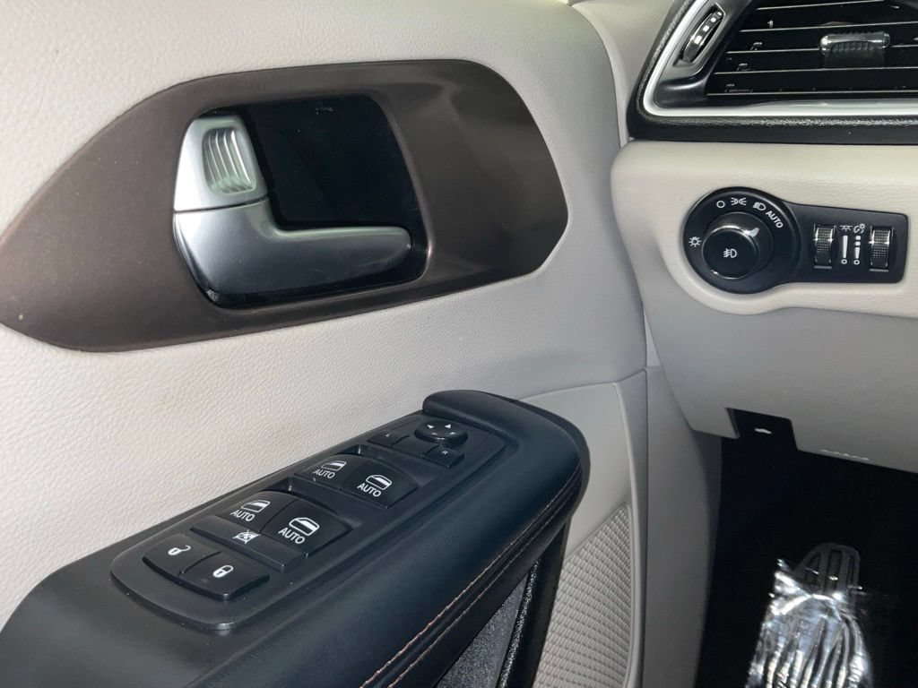 Used 2018 Chrysler Pacifica Touring-L Plus FWD image 20