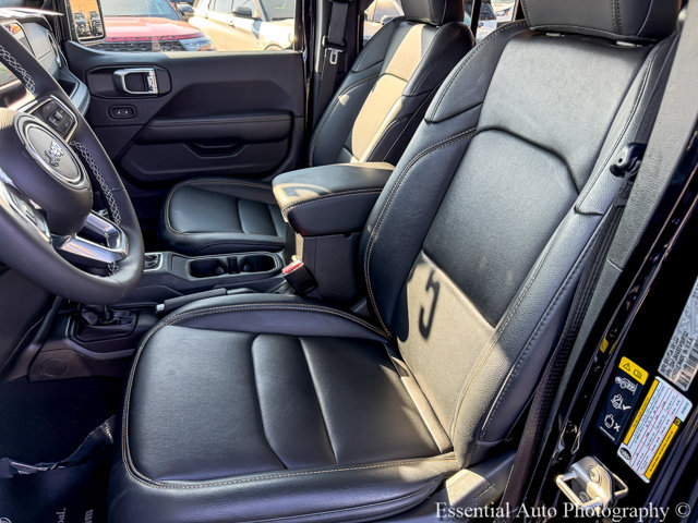 Used 2025 Jeep Wrangler Unlimited Sahara w/ Safety Group AWD/4WD image 8