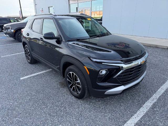 Used 2025 Chevrolet TrailBlazer LT AWD/4WD image 2